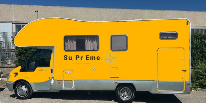 Il camper giallo di Medtraining che porta assistenza sanitaria ai migranti