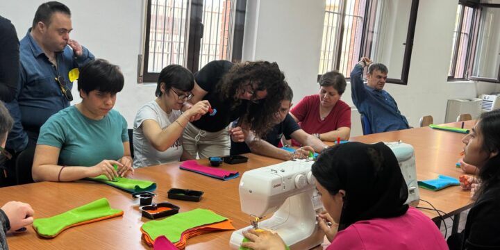 Orta Nova, un laboratorio di sartoria che cuce relazioni sociali e calze dei morti