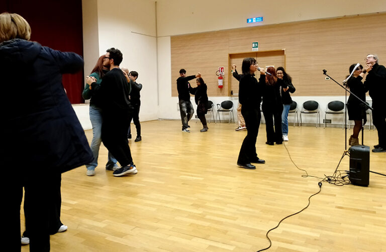 Casa delle Culture di Bari, in scena "L'isola del Fuoco" per concludere il laboratorio teatrale