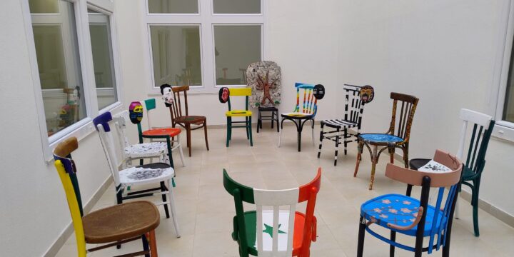 “DesTEENazione Foggia”, la mostra “Sedie in movimento” che racconta le storie dei minori della Comunità