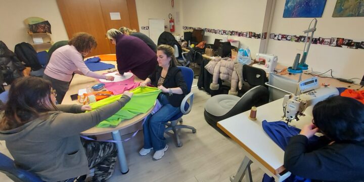 Medtraining, prosegue il laboratorio di Sartoria dove si cuciono stoffe e relazioni sociali