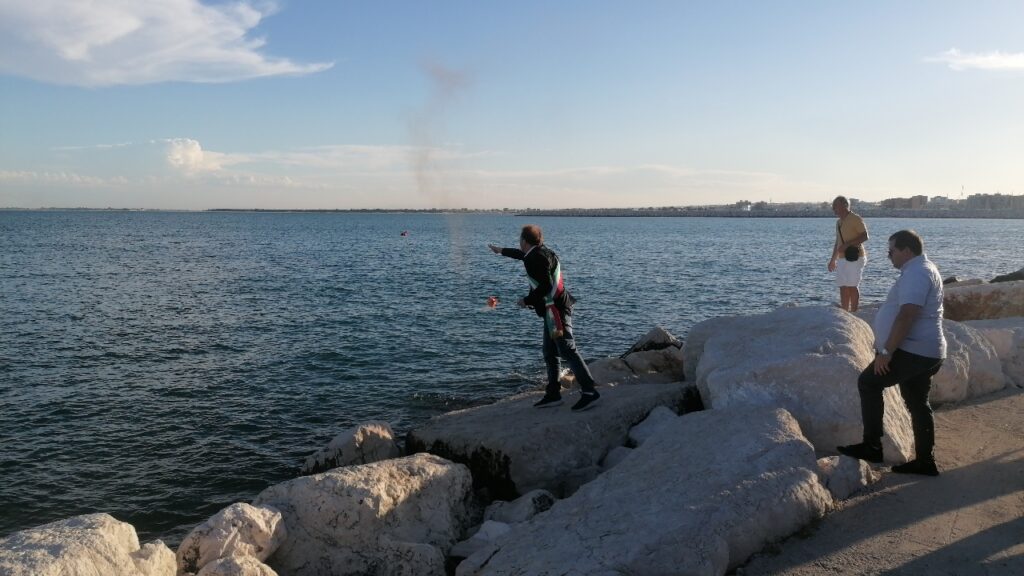 Manfredonia ricorda i migranti morti in mare e padre Arcangelo Maira – VIDEO