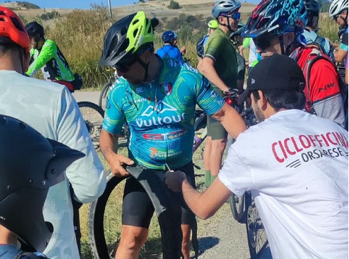 Faizan e Camara, la prima uscita della “Ciclofficina orsarese” per assistere i ciclisti